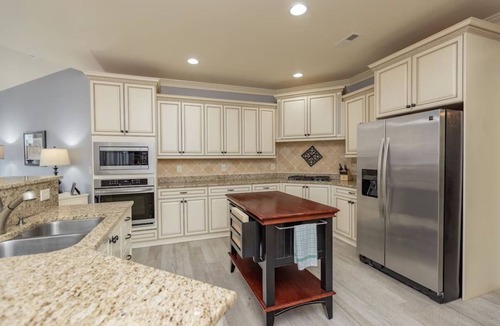 Olde Ferry Estates House | "Icing on the Lake" Theater, Gym, Fire Pit, Lily pad, Pool table!