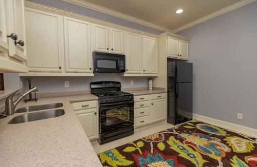 Olde Ferry Estates House | "Icing on the Lake" Theater, Gym, Fire Pit, Lily pad, Pool table!
