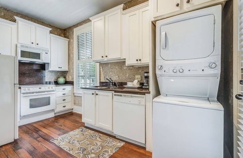 Historic Downtown Savannah Apartment | Iconic Bird Baldwin House Parlor W/Parking + Pet-friendly By Lucky Savannah