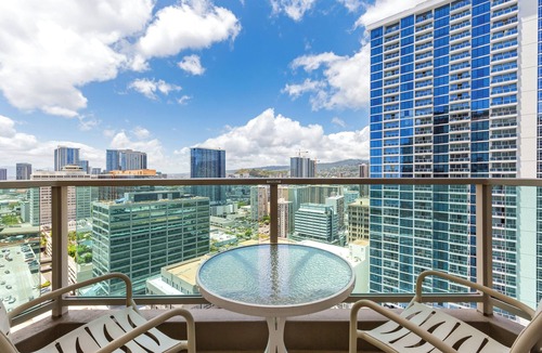 McCully - Moiliili Apartment | Ideal Location w/City Views - Ala Moana Hotel 2729