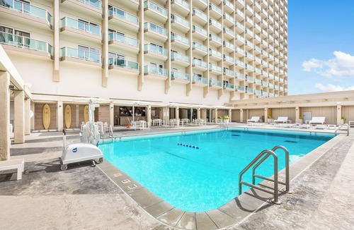 McCully - Moiliili Apartment | Ideal Location w/City Views - Ala Moana Hotel 2729