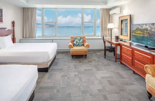 Kahului Hotel | Idyllic Beach Retreat | 4 Family Ready Oceanfront Rooms w/Access to Pool