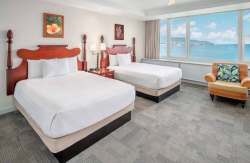 Kahului Hotel | Idyllic Beach Retreat | 4 Family Ready Oceanfront Rooms w/Access to Pool