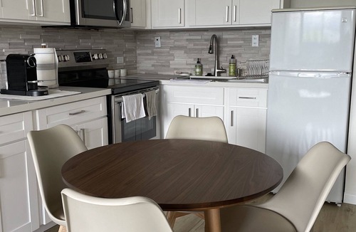 Diamond Head - Kapahulu - St. Louis Apartment | Immaculate Modern Diamond Head Jewel, enclosed yard, pets, children allowed!