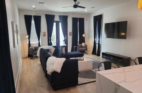 Tulane - Gravier House | Immaculate Superdome Home Parking Yard TVs Ensuite
