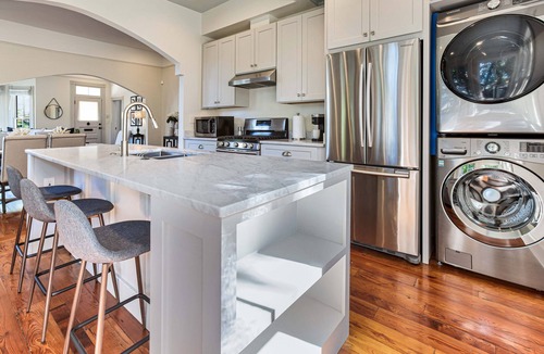 Metropolitan House | Impeccably Restored Bungalow w/Private Yard and Parking by Lucky Savannah