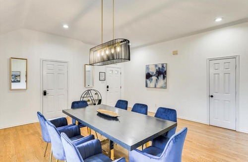 Irving House | Impressive 5BR 3B Home with Pool Game Room & Cinema Room