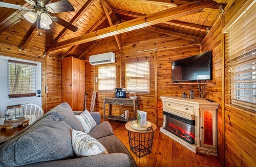Valley Head Cabin | Impressive Wooden Rustic Cabin with Fireplace in Mentone, Alabama