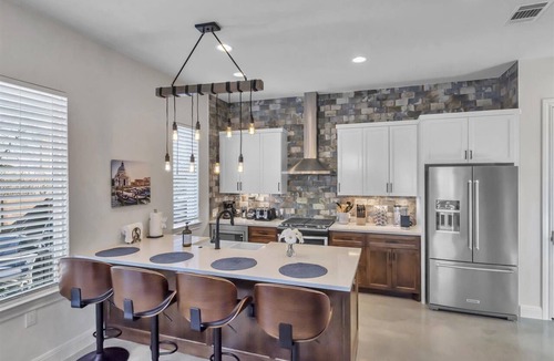 Blackshear-Prospect Hill Condo | In The Hot Middle of All The Action! BEDS FOR 9 HEADS! Awesome View!