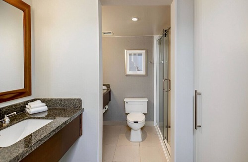 Executive Park House | Indulge in a Luxurious Getaway w/ Free Wi-Fi!