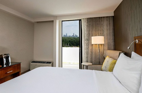 Executive Park House | Indulge in a Luxurious Getaway w/ Free Wi-Fi!