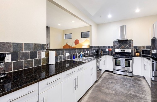 Blackshear-Prospect Hill House | Industrial Loft perfect for Foodies - KING beds