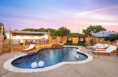 Dripping Springs House | Infinity Ranch–Resort Oasis for 16 Pool Pets Vibes