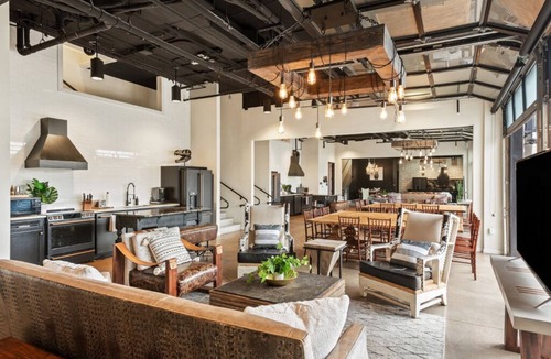 East Cesar Chavez Villa | Inn Cahoots on 6th: 15 BR/39 Beds, Pool, Roofdeck