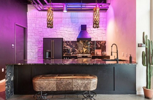 East Cesar Chavez Villa | Inn Cahoots on 6th: 15 BR/39 Beds, Pool, Roofdeck
