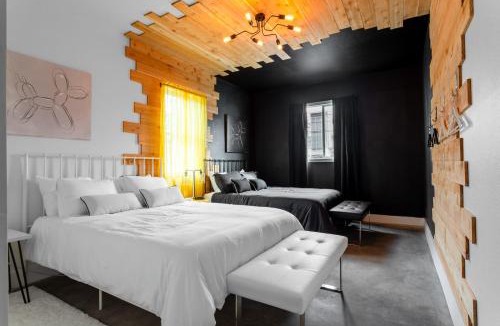 East Cesar Chavez House | Insa Worthy Two-Home Retreat - Fire Pit, Hot Tub
