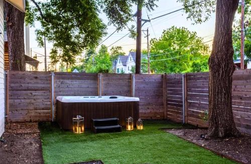 East Cesar Chavez House | Insa Worthy Two-Home Retreat - Fire Pit, Hot Tub