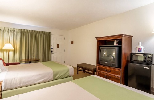Edgewood Hotel | Inviting Room Near Local Attractions w/On-Site Dining & Laundry Facility