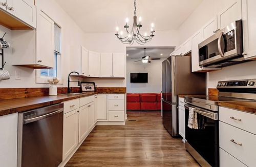 Metropolitan House | Iris House 5BR Girly Bachelorette Getaway in Savannah, GA