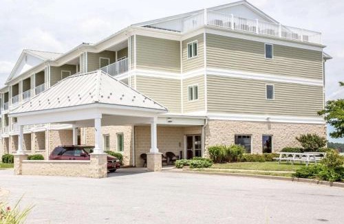 Piney Point Hotel | Island Inn & Suites, an Ascend Collection Hotel