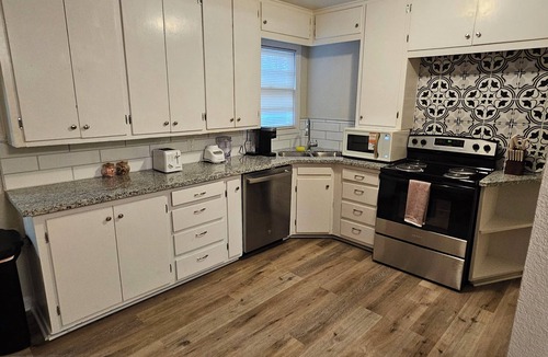 Lubbock House | Isolated King bed, 2 Queen beds - Fenced yard - 9 min to Texas Tech