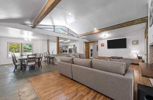 Central Arlington House | Its not Unusual MidTerm Rental