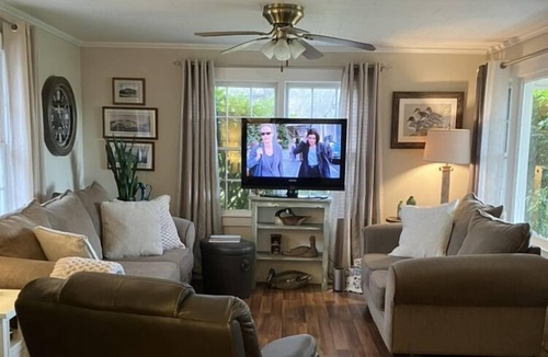 Elkin House | Jabber’s Farmhouse Views & Vineyards all around. Kayaking & Trails nearby.