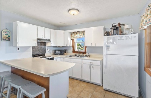 Sea Retreat House | Jo's Bungalow: Walk to Beach, Dog-Friendly OBX