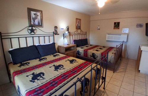 Buchanan Dam Cabin | John Wayne Suite