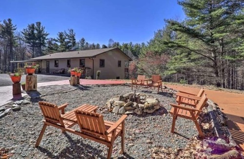 Newland House | Jornets Cabin - Newland home with woodburning fireplace, foosball, fire pit