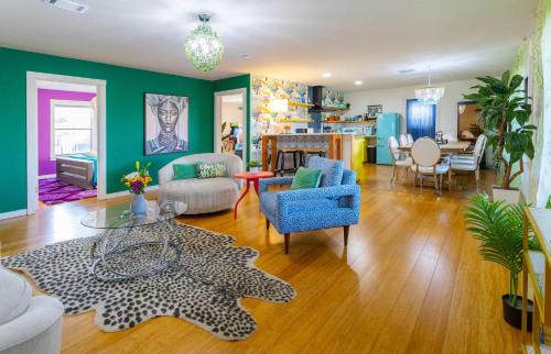Johnson City House | Jungle Haven Heated Pool Fun for 12