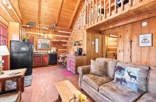 Smoky Mountains Cabin | Just 10 minutes from GSM National Park, 2 BR Log Cabin with Hot Tub & Firepit
