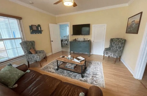 Bandera Cottage | Just off Main- Golf Cart avail to rent!
