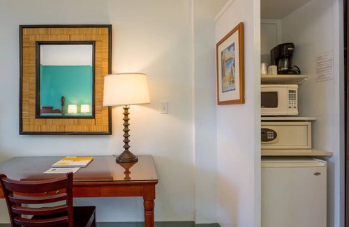 Ala Moana House | Just What You Were Looking For! 4 Convenient Units, Pool, Pets Allowed