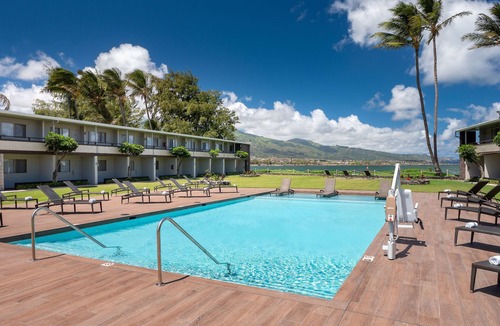 Kahului Hotel | Just What You Were Looking For! 3 Great Units, Steps to Ho’aloha Park Beach!