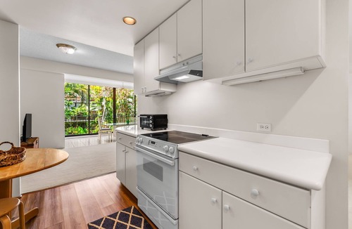 Waialae Iki Condo | Kahala Beachside Villa: Lux Condo w/Pool, Balcony Views & Beach Access