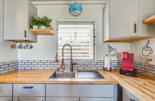 Historic Kailua Village Apartment | Kailua-Kona Condo with Balcony Walk to the Beach!