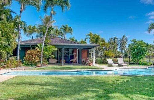 Kailua Cottage | Kailua Palms Guest House with Pool and Views! Parking and wi-fi included
