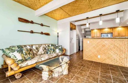 Historic Kailua Village Apartment | Kailua Village, Ocean View, AC, King Bed, Lanai, Pool, In Unit Laundry