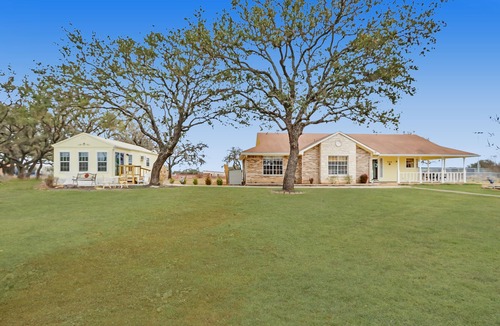 Johnson City House | Kara's Cottage - Cozy Johnson City Bungalow for 3!