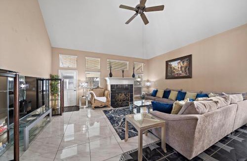 Barker House | Katy Retreat BBQ Yard Game Room Sleeps 16
