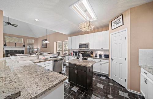 Barker House | Katy Retreat BBQ Yard Game Room Sleeps 16