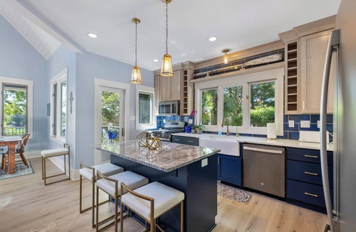 Seneca Cottage | Keowee Oar House * Hot Tub * Pet Friendly * Fire Pit* Kayaks