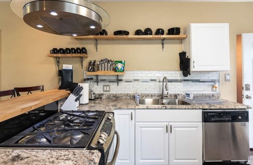 Highland Park House | Kickback House (Small Events Ok, Sleeps 12 w/bar & smoke room)