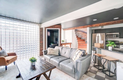 Old Town Alexandria House | King Bed! Free Parking! Brick Carriage House