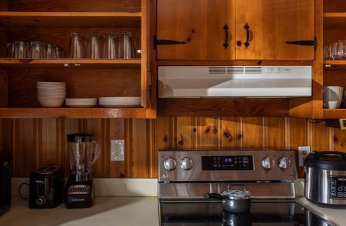 Greensboro House | King Bed, High Speed Internet, work space, well equipped for long stays!