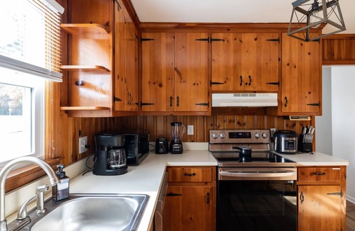 Greensboro House | King Bed, High Speed Internet, work space, well equipped for long stays!