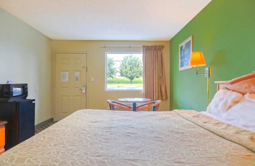Ashburn Hotel | King Bed in Ashburn | 3 Minutes to Heritage Park & Local Dining Options