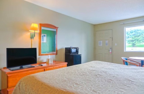 Ashburn Hotel | King Bed in Ashburn | 3 Minutes to Heritage Park & Local Dining Options