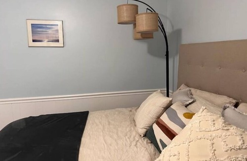 Leesville Apartment | King Bed - Lakeside Escape POD